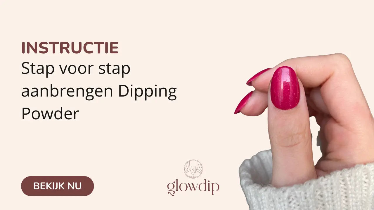 Een hand met felle fuchsia dipping powder nagellak met een glanzende afwerking en netjes gevormde nagels