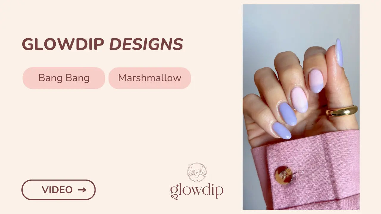 Een hand met lange amandelvormige nagels in een zachte lavendel en lichtroze verloop voor bosbessenfrans