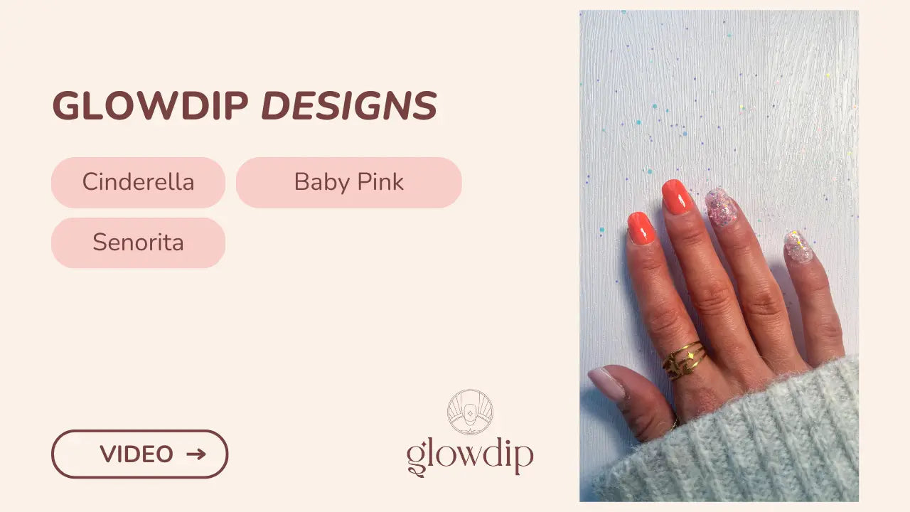 Hand met glitterende babyroze nagellak en koraalkleurige accenten draagend een gouden ring in citrusplons stijl