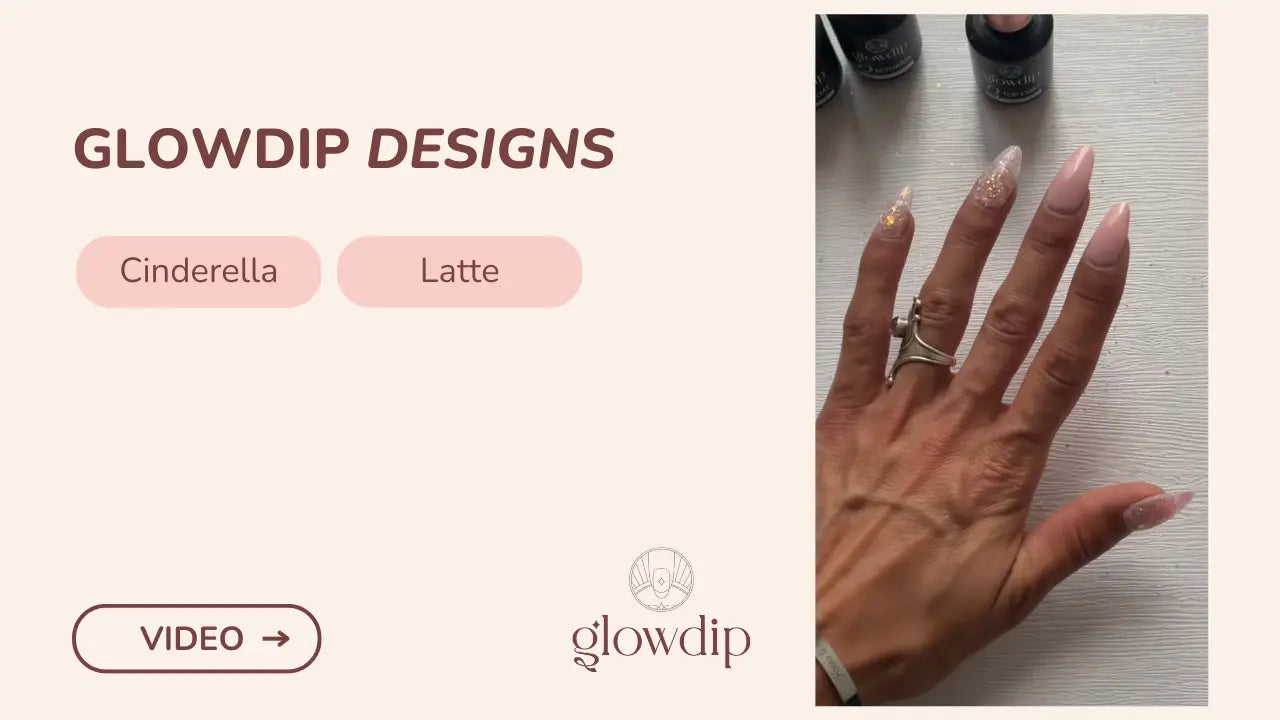 Hand met lange amandelvormige nagels in nude met glinsterende gouden tips passend bij cinderella latte collectie