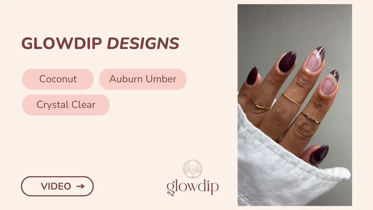 Een hand met lange amandelvormige nagels in een two-tone ontwerp van diep maroon en kristalheldere lak