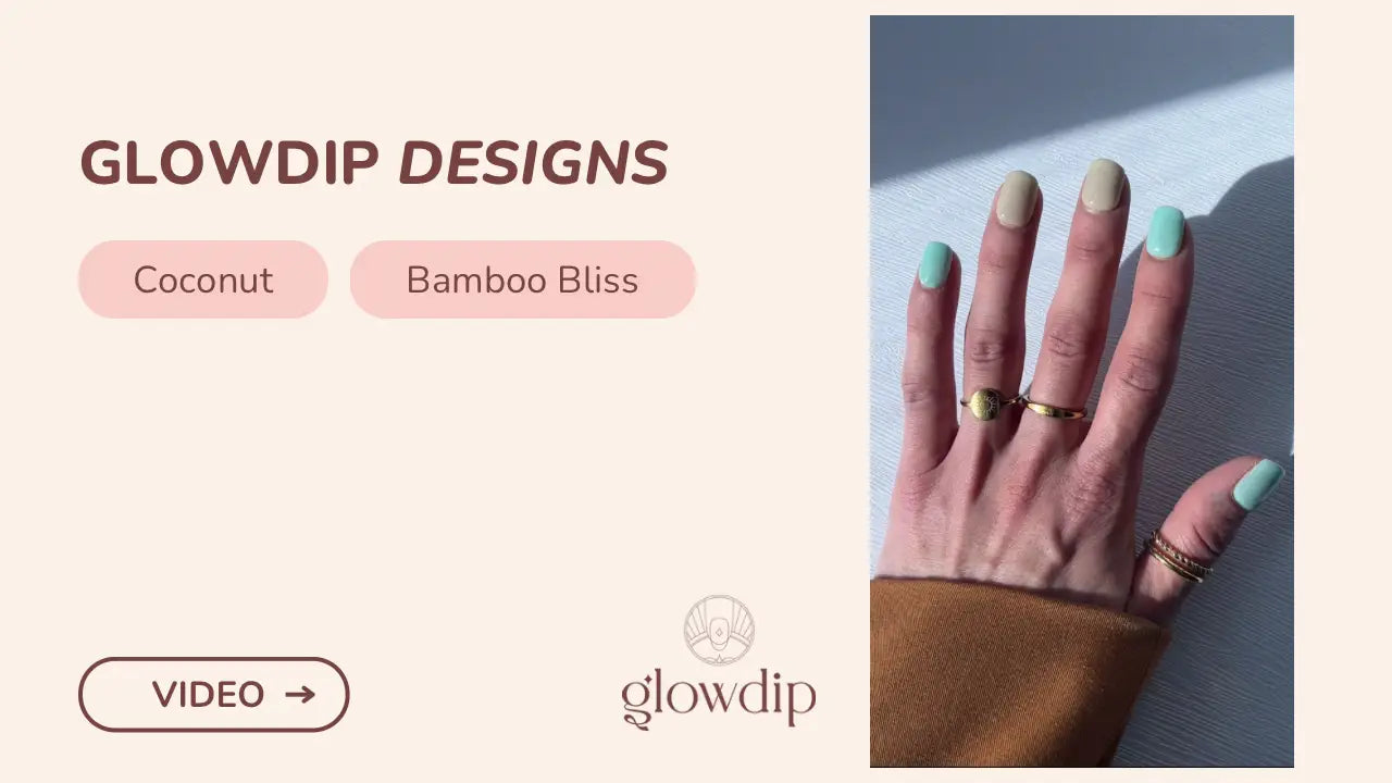 Een hand met mooie gellak nagels in zacht mintgroen en beige twee kleuren glow dip design bamboo bliss