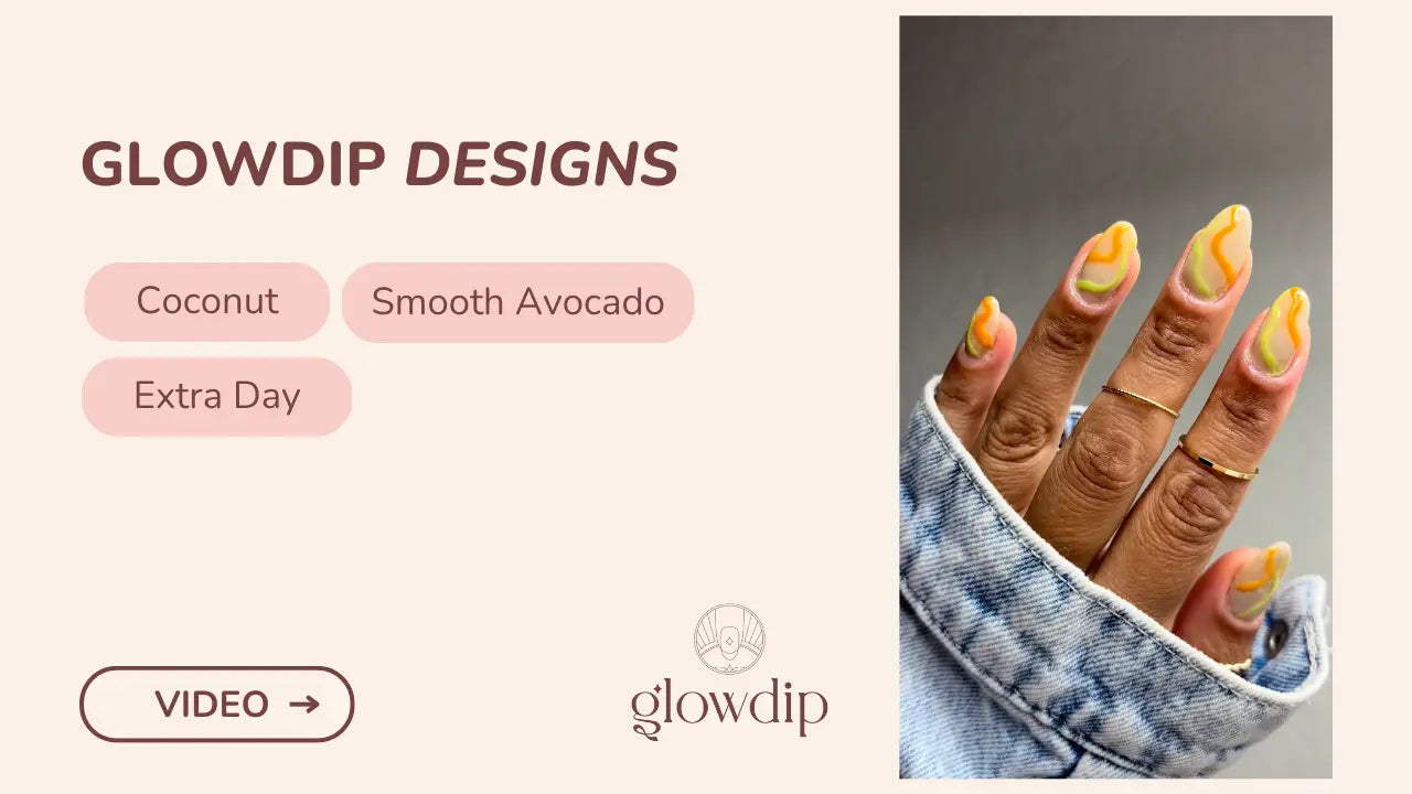 Een hand met lange amandelvormige nagels met een levendige gele en groene verloop design voor cassis werveling