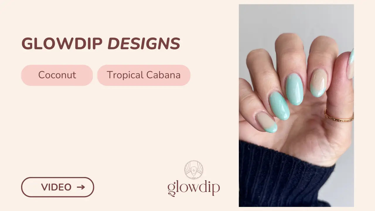 Een hand met korte amandelvormige nagels in een verloop van licht mintgroen en nude voor coconut tropical cabana oceaandroom