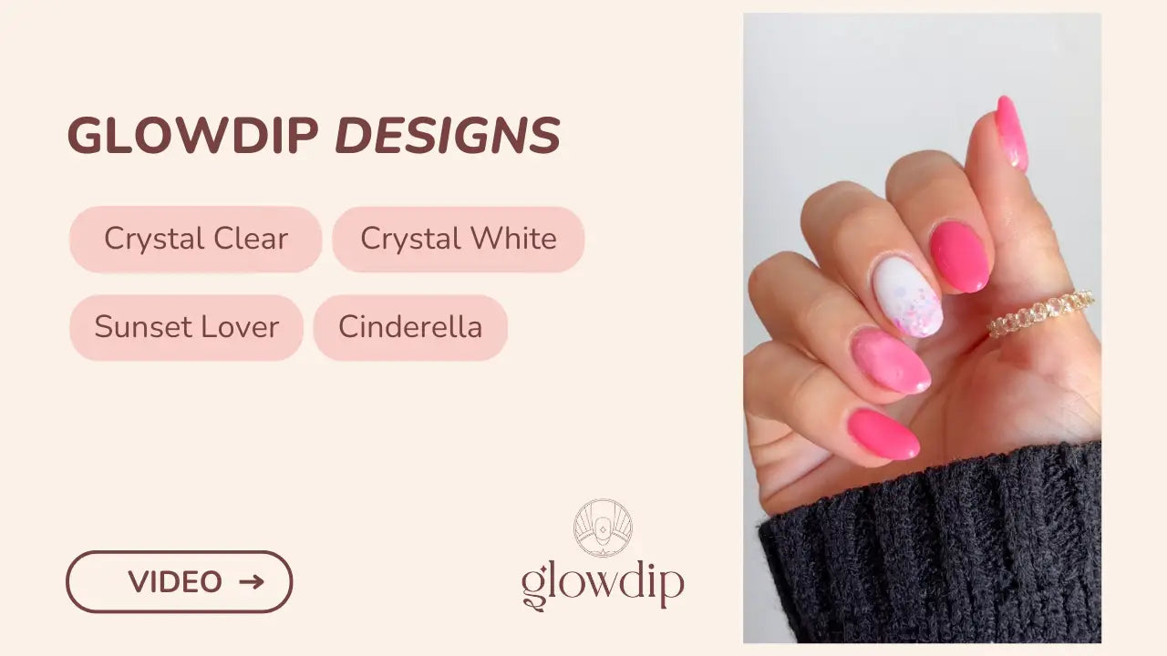 Een hand met nagels in levendig roze en wit met een glanzende afwerking van glowdip designs