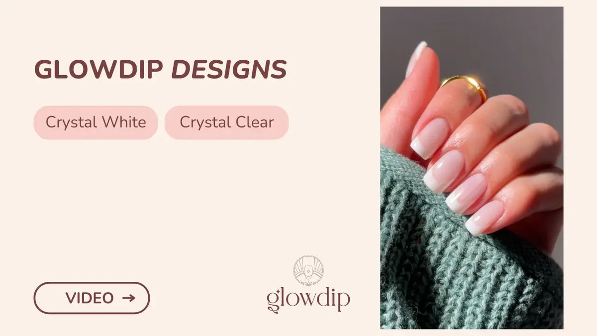 Een hand met french manicure afgewerkt met glowdip designs crystal white en crystal clear nagellak