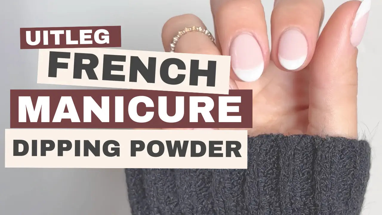 Een hand met een french manicure met netjes verzorgde nagels in lichtroze lak en witte tips uitleg in het artikel