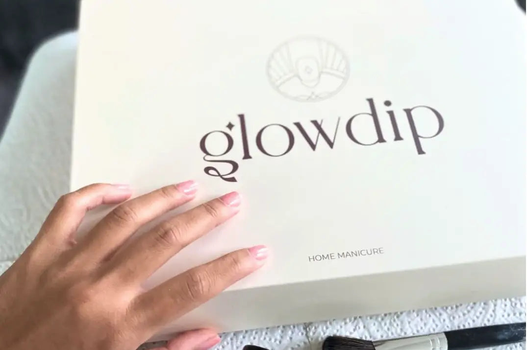 Witte rechthoekige glowdip doos met home manicure tekst en subtiel rond embleem voor nagellakpoeder gebruik