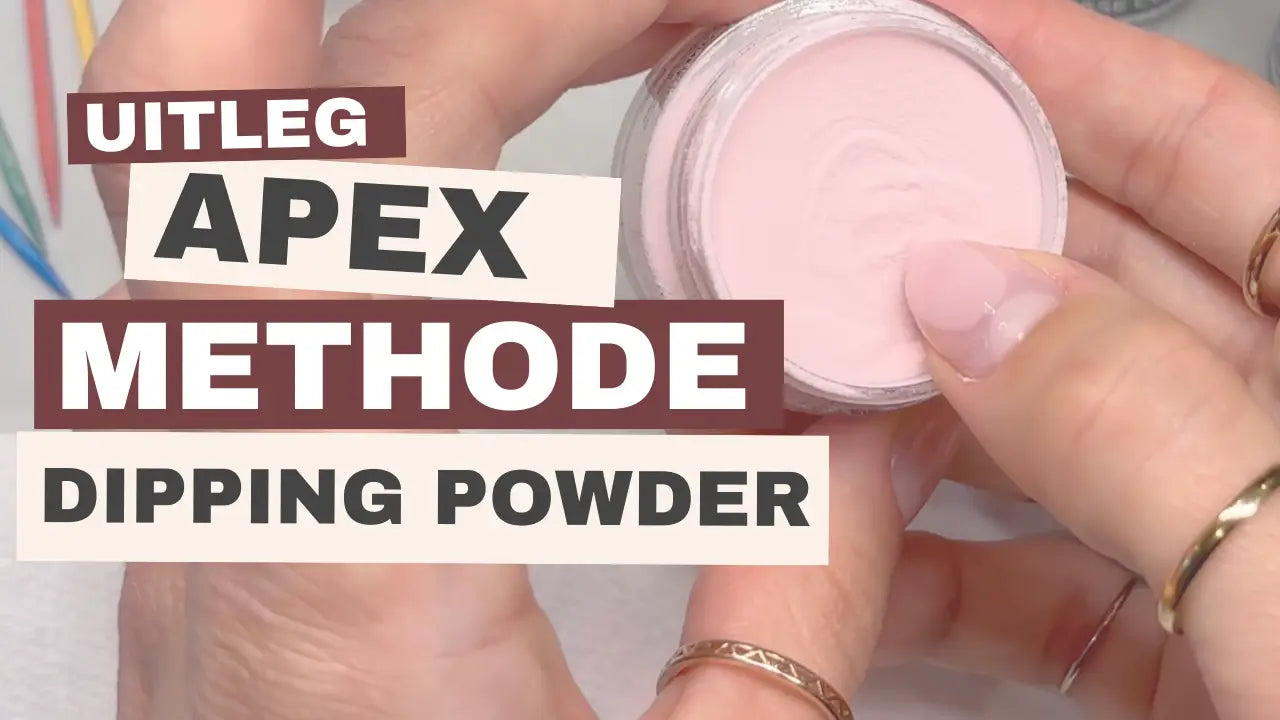 Een duidelijk rond bakje met zachtroze dipselpoeder van apex methode voor nagelverzorging in hoe werkt de apex methode