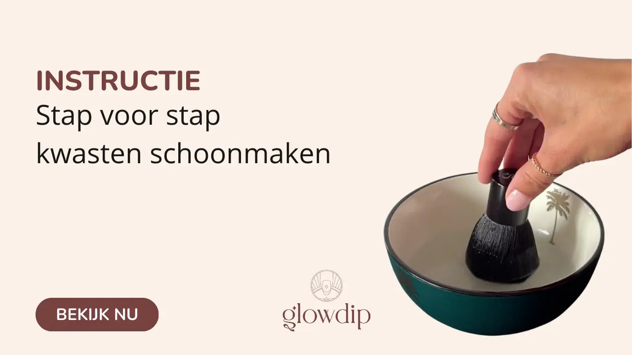 Zwart kwast met dichte haren rustend in een turquoise kom voor kwasten schoonmaken.