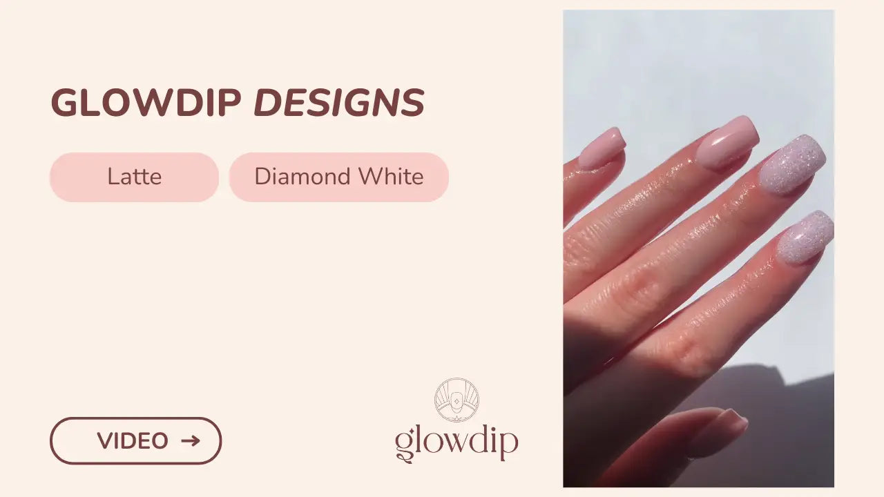 Een hand met lange glanzende nagels in zachte roze-beige latte en glinsterende witte diamond white dip finish.