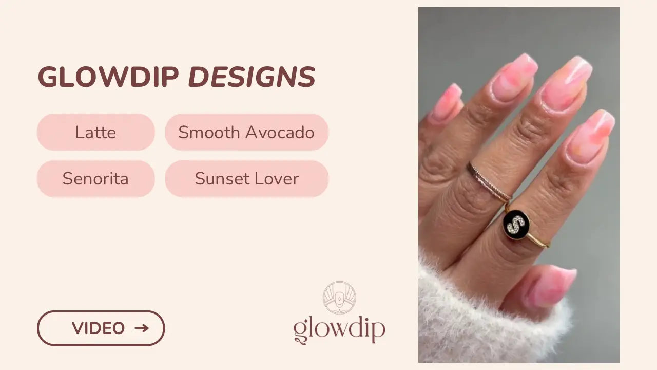 Een delicate gouden ring met een zwart rond accent en een wit dollarteken passend bij een zonsondergang soiree