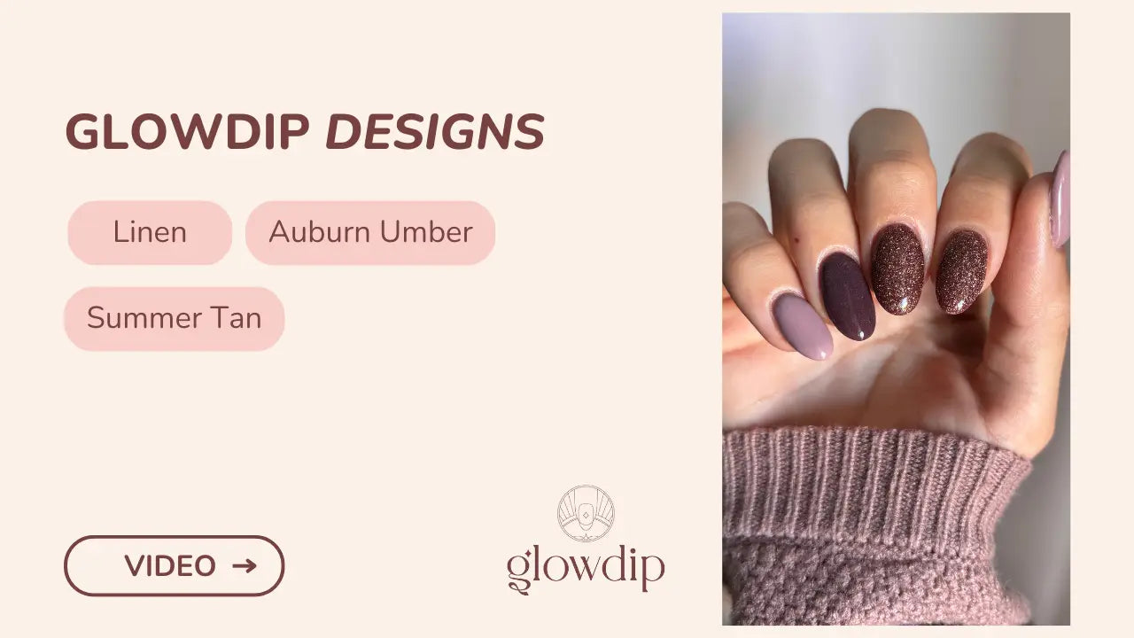 Een hand met lange amandelvormige nagels in een matte gradient van lavender, auburn en glinsterend bronze voor koffiepauze
