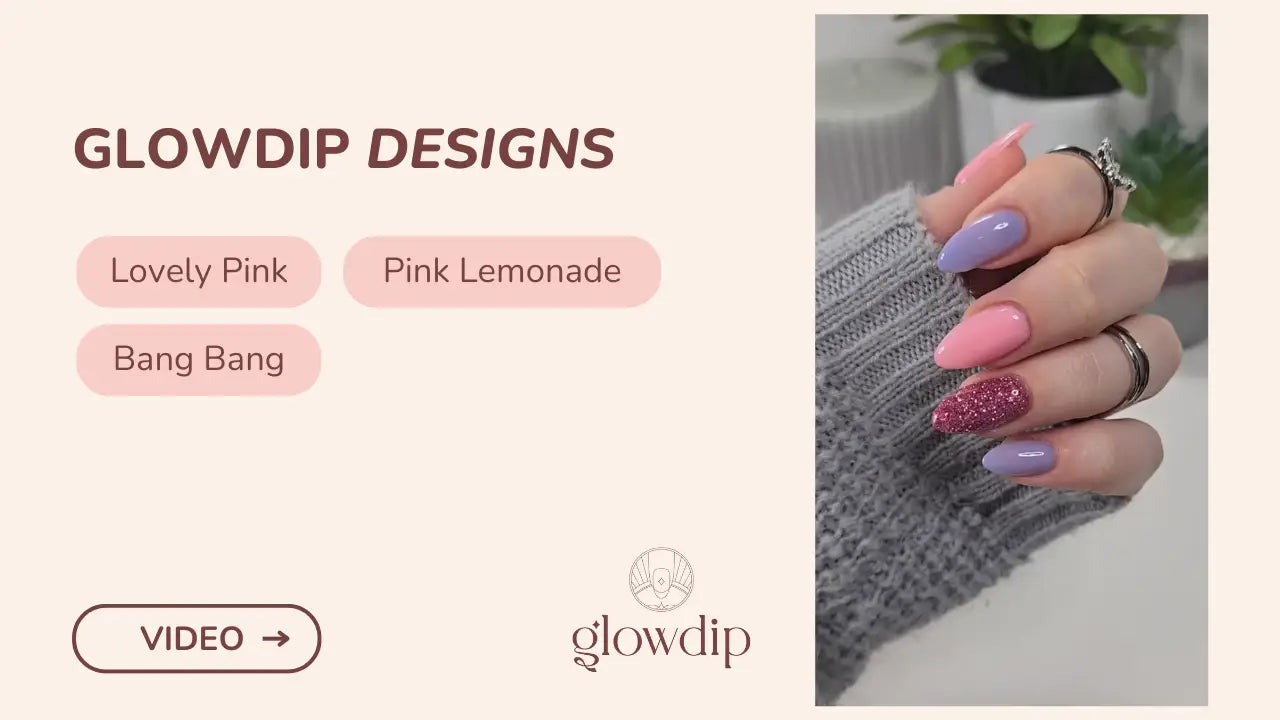 Een hand met lange amandelvormige nagels in een zachte lavendel en felroze gradient met een glinsterende magenta accentnagel