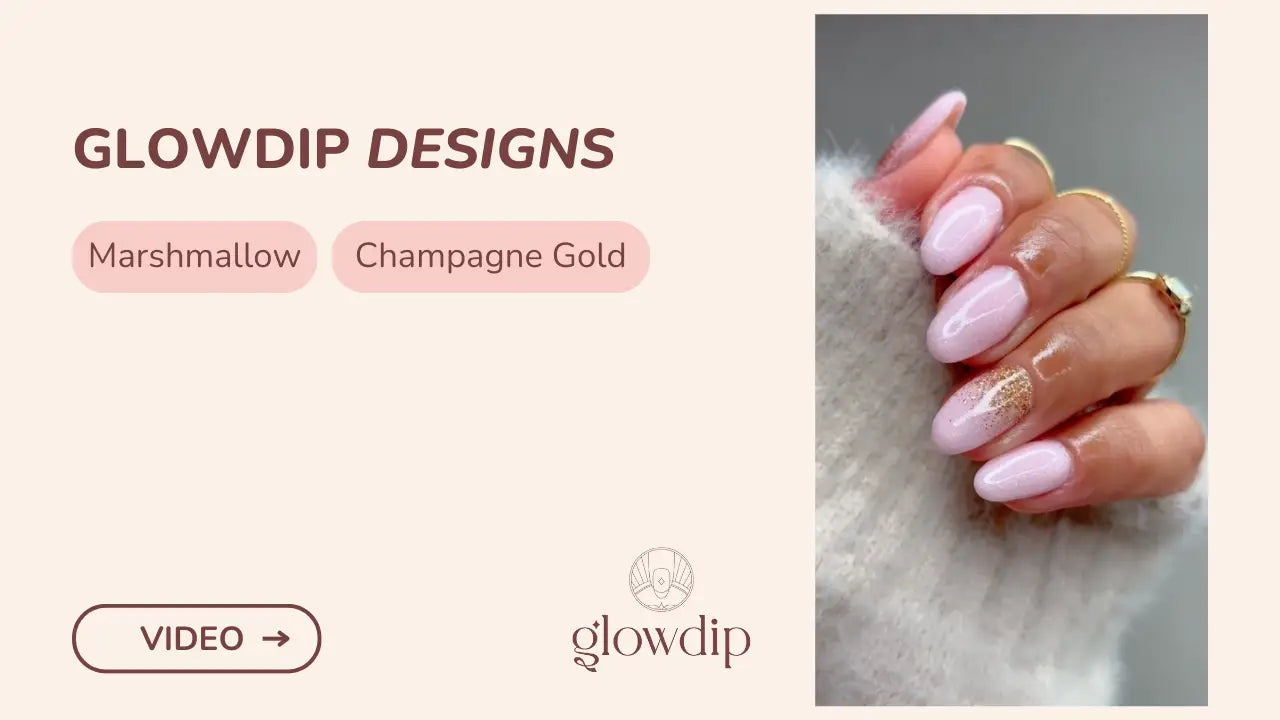 Een hand met lange amandelvormige nagels in marshmallow roze en champagne goud glitters accenten