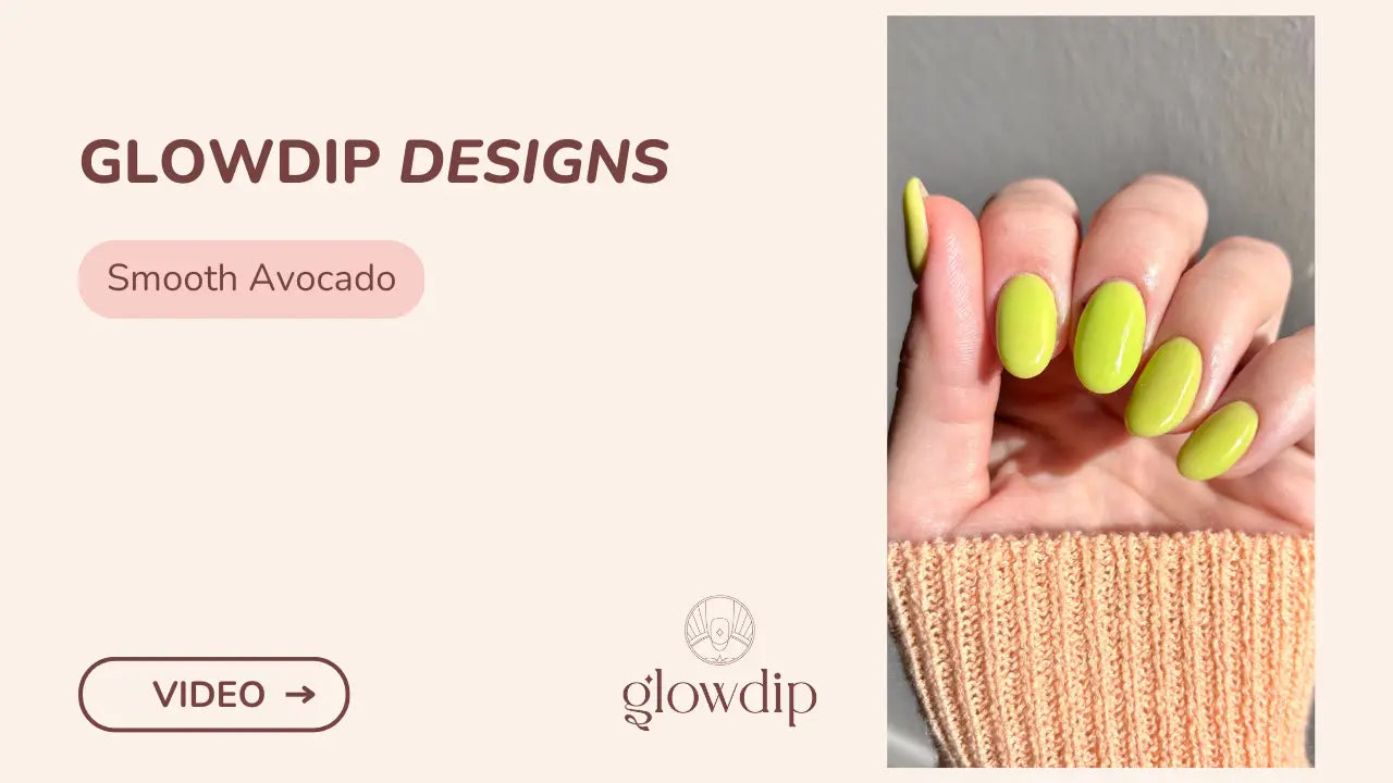 Hand met netjes gelakte nagels in gladde avocado groene polish van glowdip designs in smooth avocado guacamole goedheid artikel