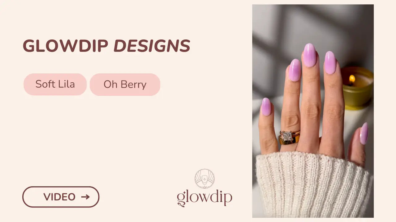 Een hand met lang, elegant gevormde nagels in zachte lavendelverlooplak van glowdip designs in zachte lila en oh berry tinten