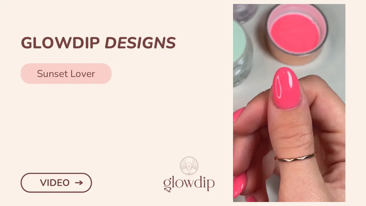 Vibrante roze glow dip nagellak in ronde verpakking op lange nagel met gouden ring getiteld sunset lover gedoopt in zonsondergang