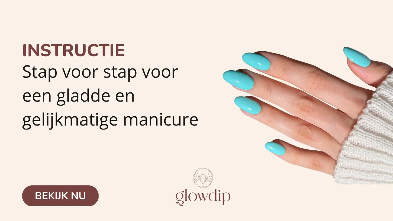 Een hand met netjes gelakte turquois nagels die gelijkmatige nagelranden tonen