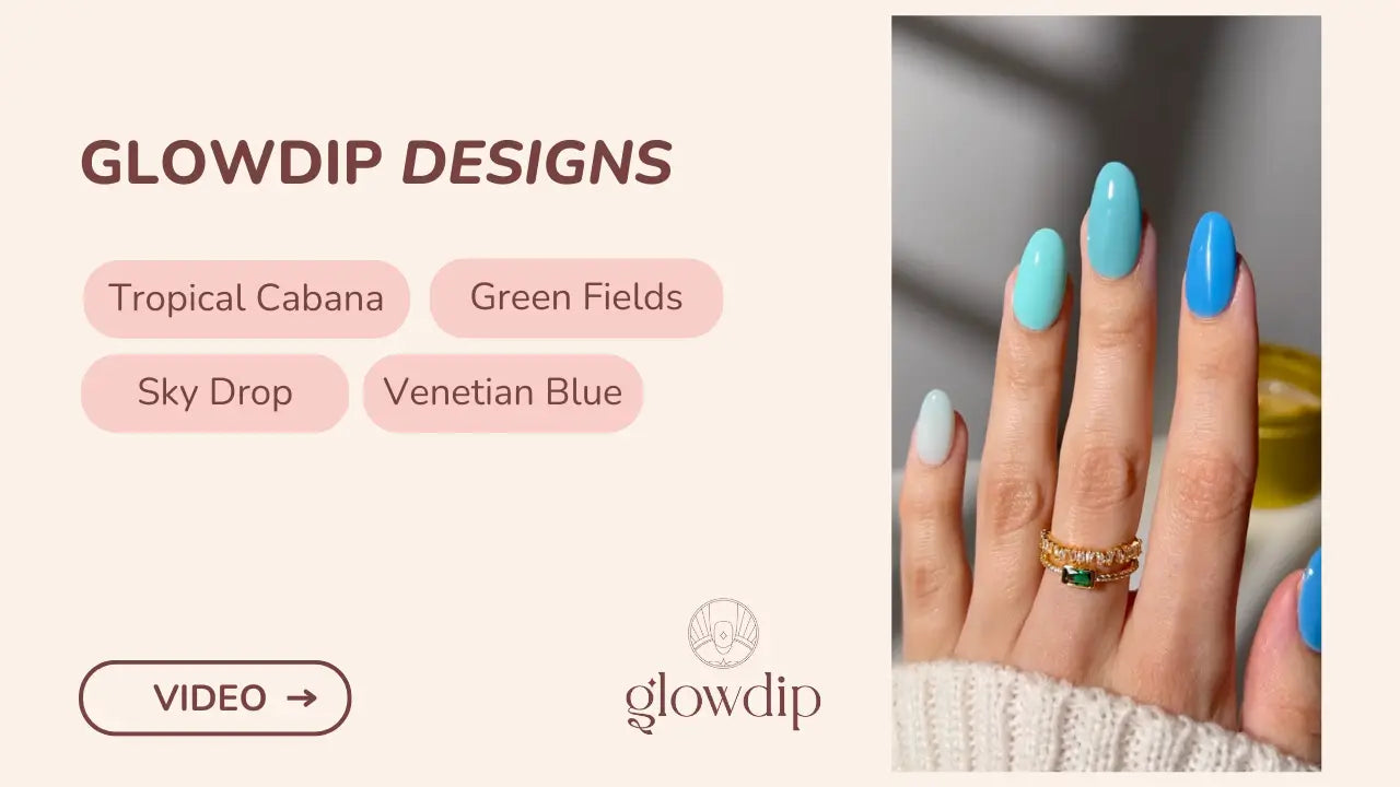Hand met nagels in een verlopen lichtblauw turkooise kleur en een gouden ring met smaragd in eilandelijke sfeer