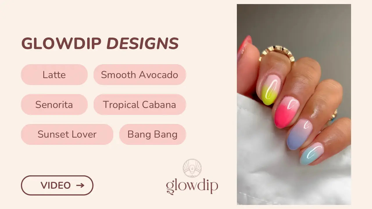 Een hand met felle gradient nagelkunst in neonroze naar geel en zachte blauw naar roze overgangen op amandelvormige nagels
