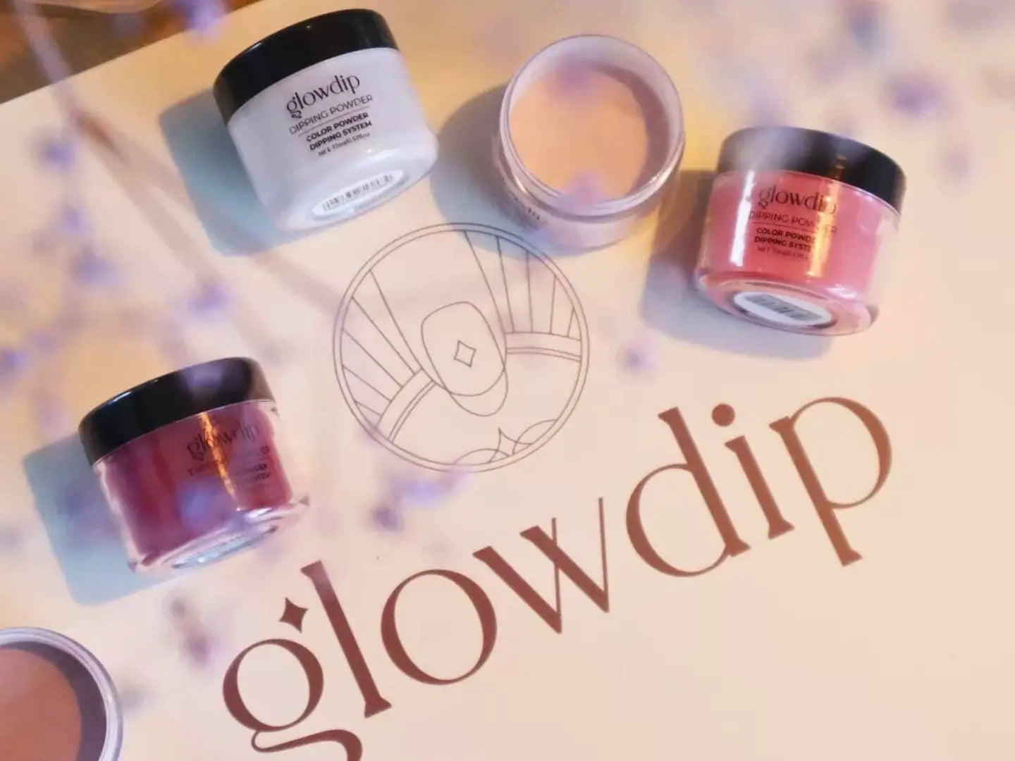 Glow dip coloring poeders in diverse tinten in kleine doorzichtige potjes met zwarte deksels voor dip nagels base coat gebruik