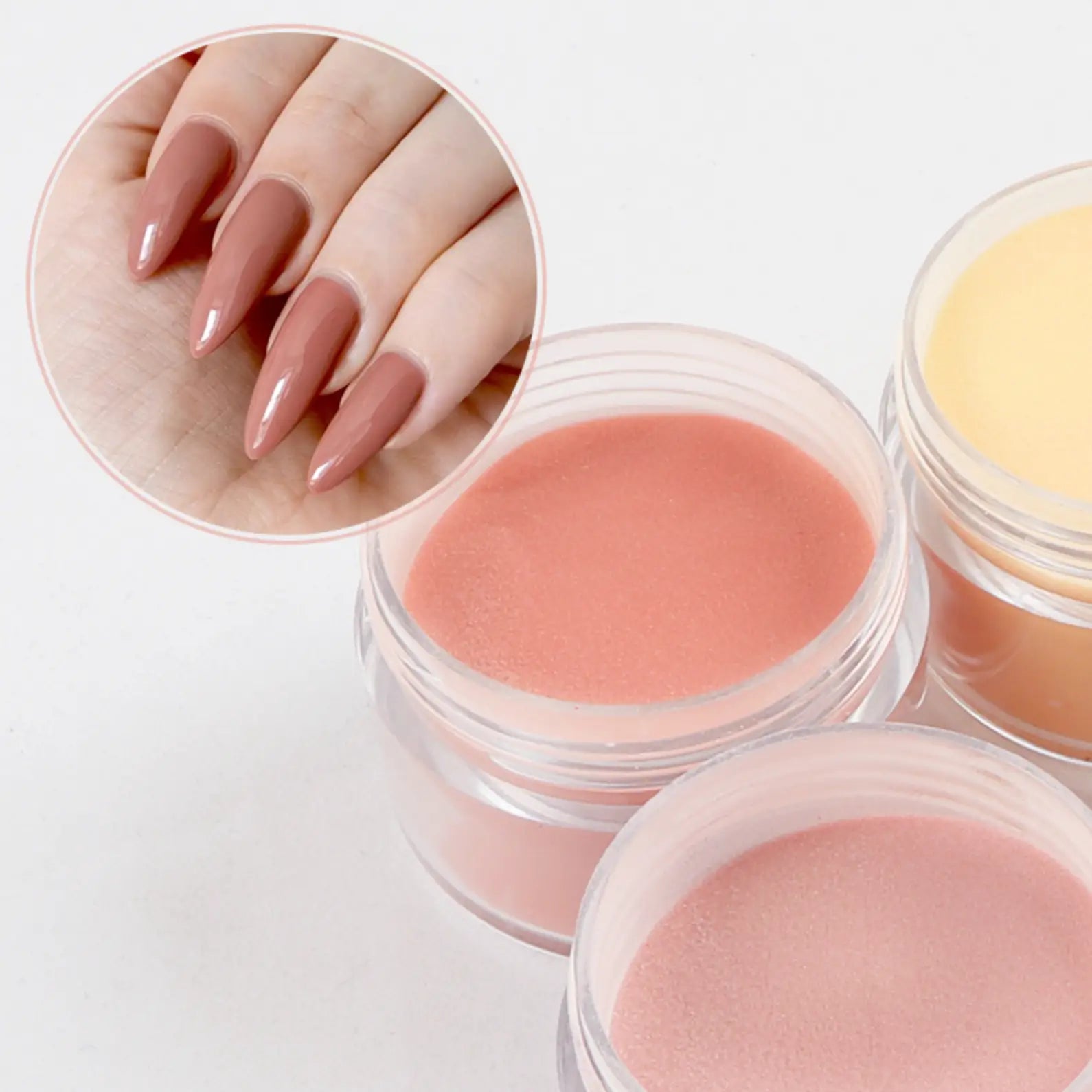 Clear plastic containers met perzik en beige dipping powder nagelpoeder en close-up van almond shaped nude nagels