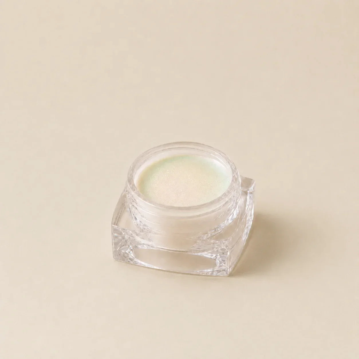 Heldere glazen pot met facetten en vierkante vorm gevuld met lichtgroene lippenbalsem uit chrome powder bundle 5 kleuren