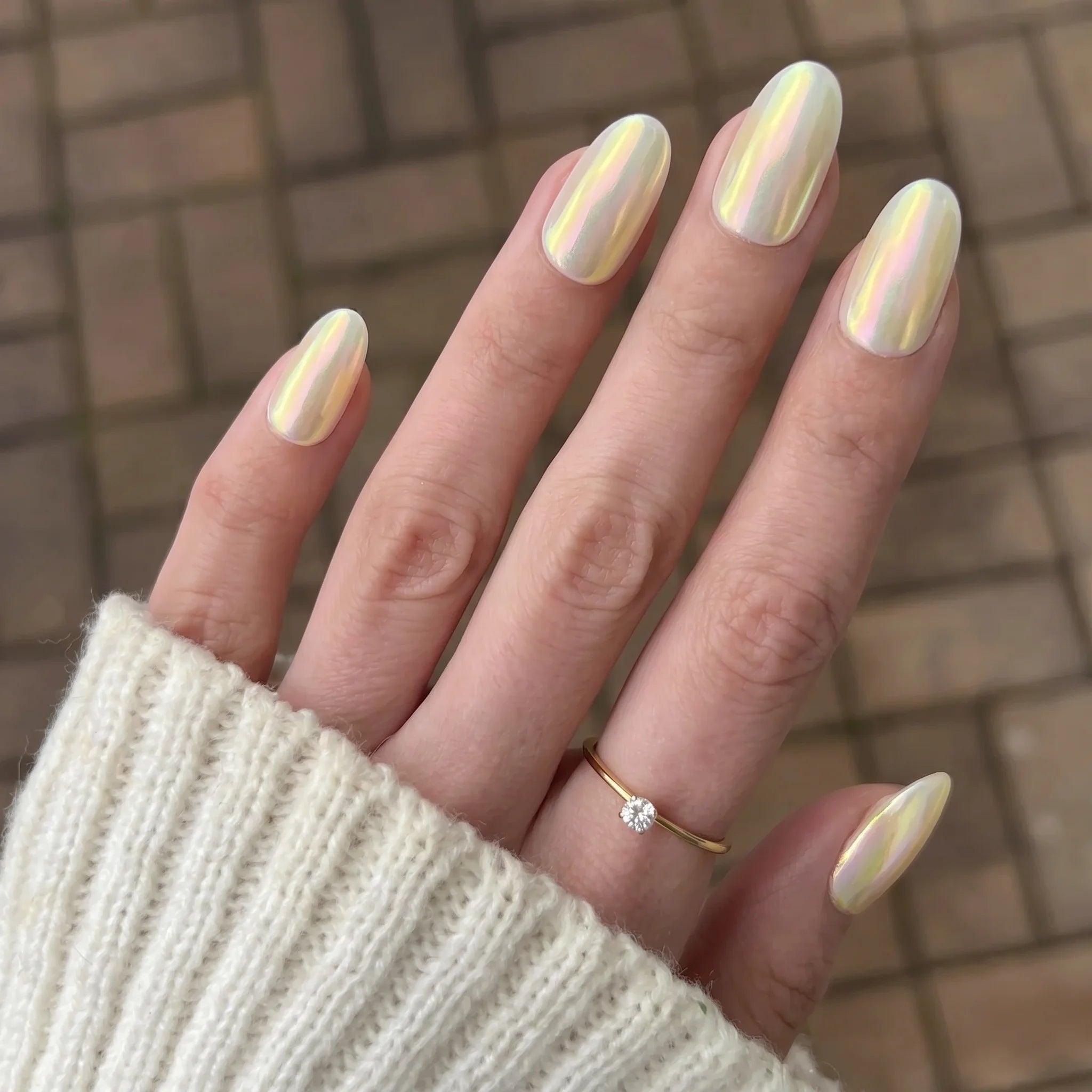 Elegante iriserende crèmenagels met glanzende afwerking en subtiele parelmoer glans gemaakt met sapphire shift chrome powder