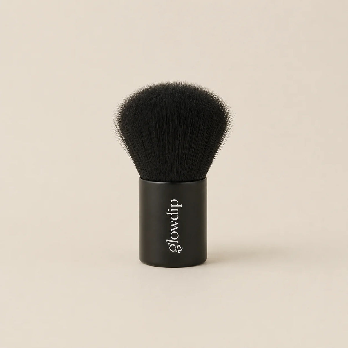 Borstel zwarte synthetische make-up kwast met glanzend zwart handvat en glowdip merknaam in wit