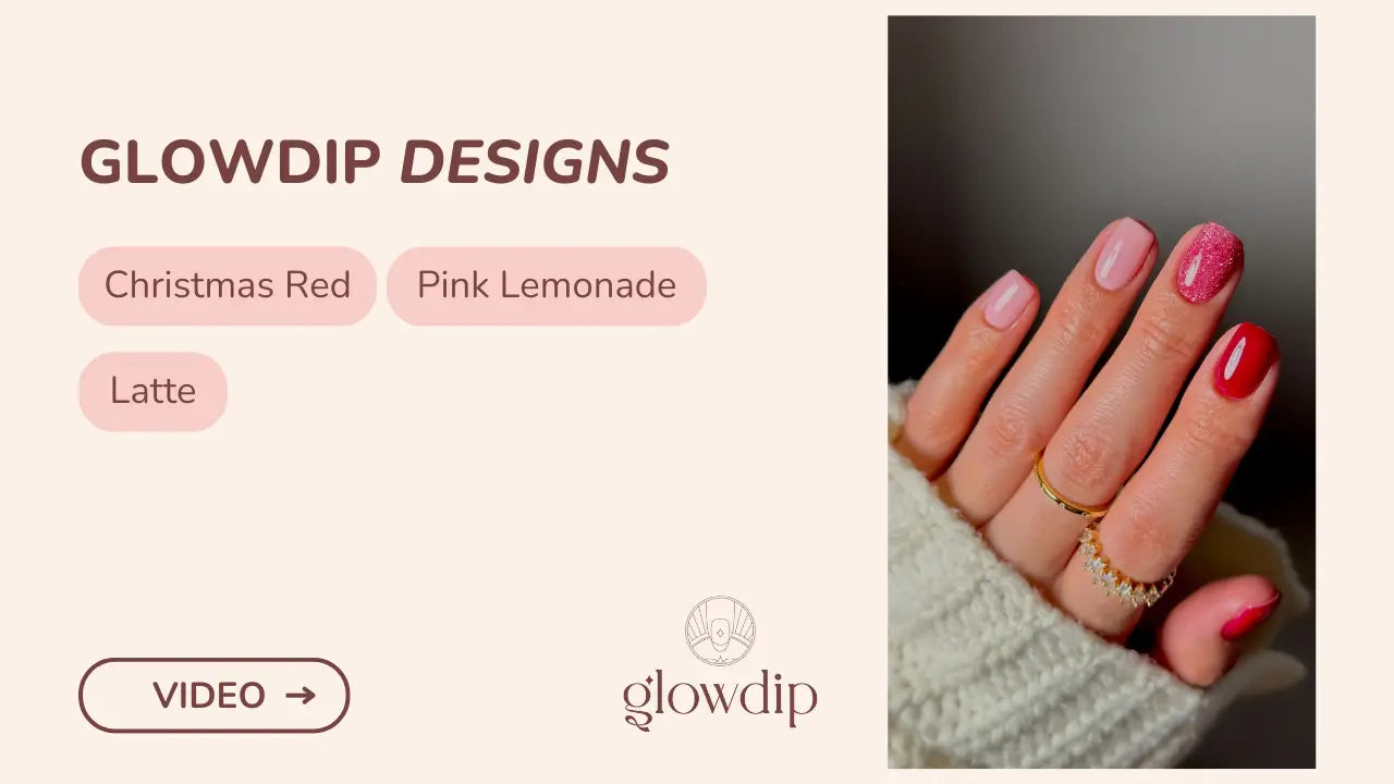 Een hand met nagels gelakt in een zachte roze, glinsterende roségouden en diepe rode gradiënt met glowdip designs kerstrode en pink lemonade nagellak