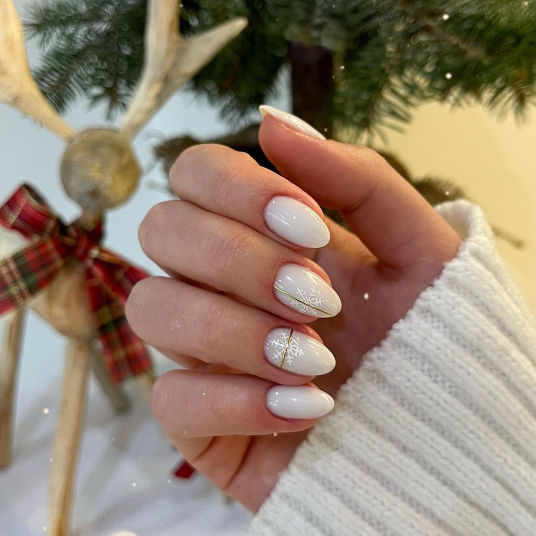 Welke kleur nagellak past bij een blauwe jurk?