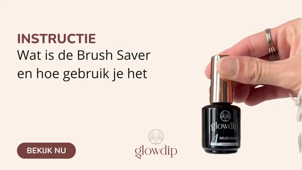 Zwarte glazen fles met gouden dop en witte label glowdip brush saver in artikel wat is de brush saver en hoe gebruik je het