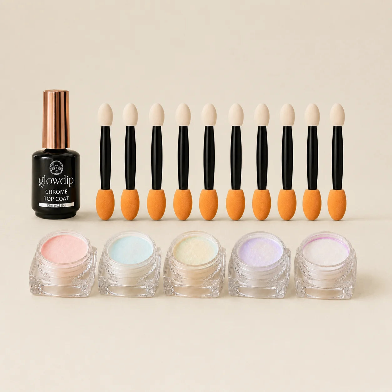 Zwarte fles met rosegouden dop glowdip chrome top coat naast vijf glazen potjes pastelkleuren en applicatorborstels chrome powder bundle 5 kleuren