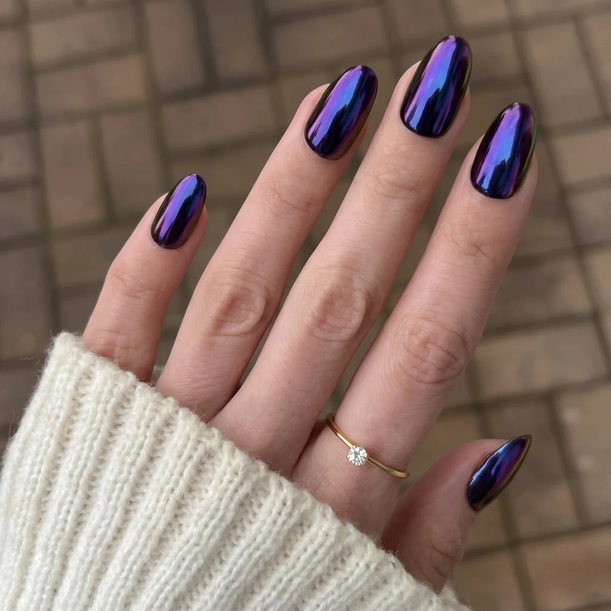 Shimmerende iriserende paarse en blauwe nagellak met glanzende afwerking voor cosmic shift chrome powder