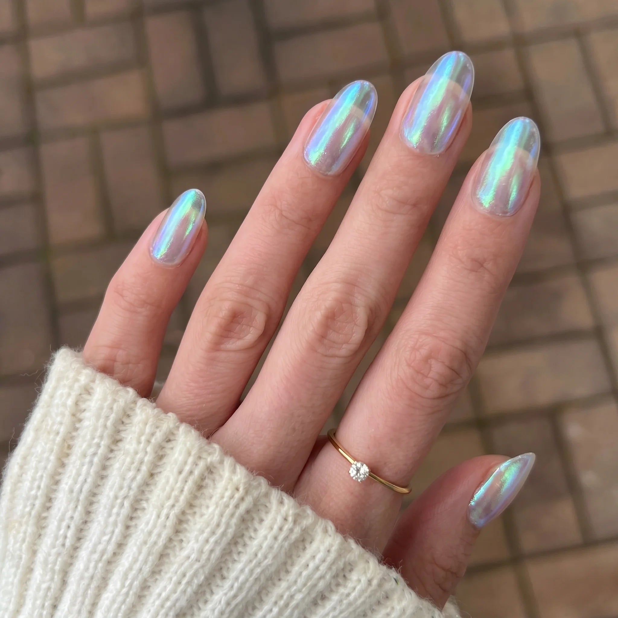 Cosmic shift chrome powder met een iriserende holografische nagellak en een glinsterende parelachtige finish