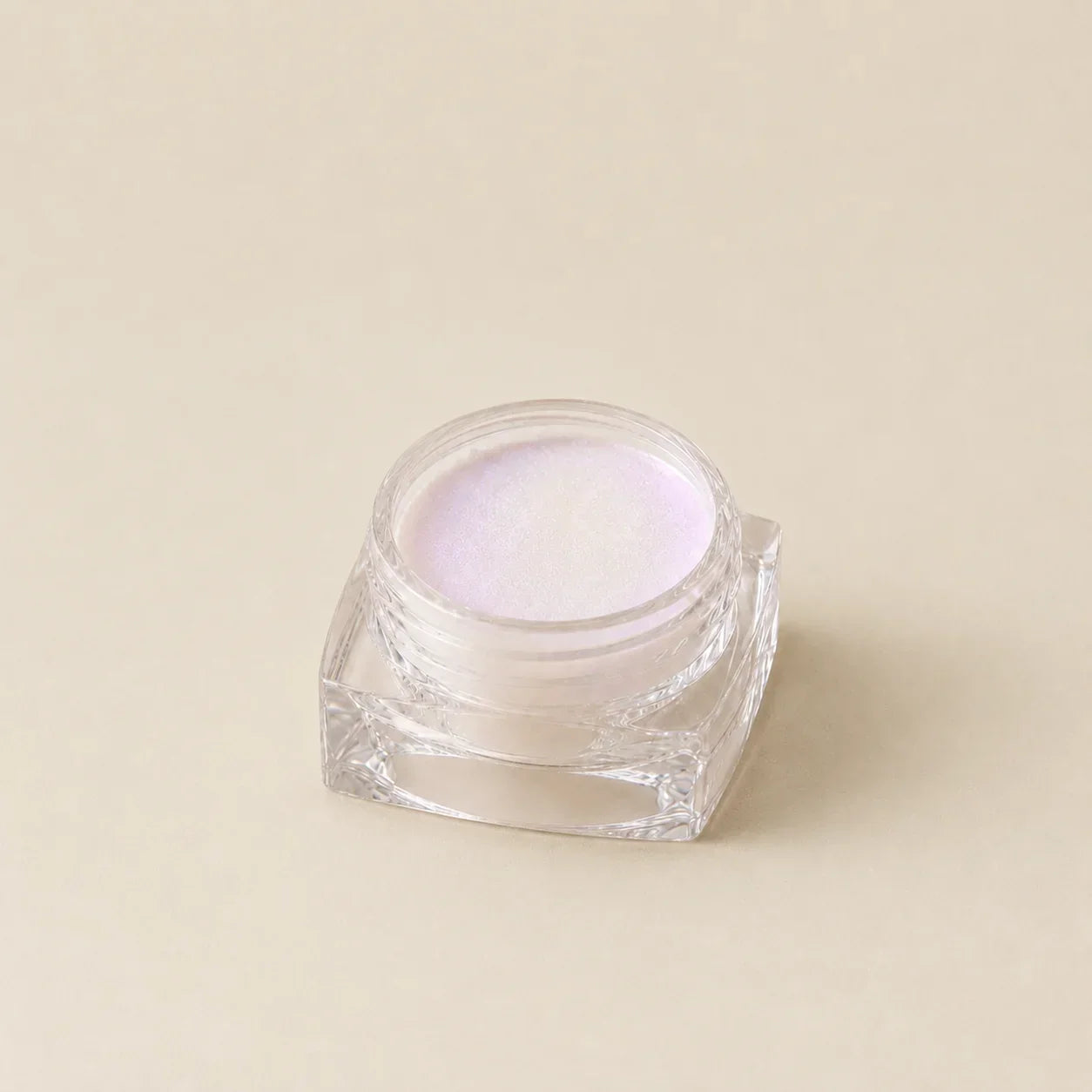 Een helder vierkant glazen potje met een zachte lavendelkleurige cosmetische chrome poeder uit een set van 5 kleuren