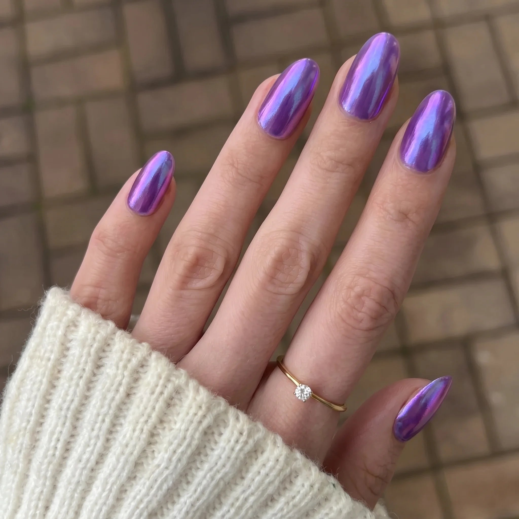 Paarse holografische nagels met glanzende iriserende afwerking gemaakt met golden shift chrome powder
