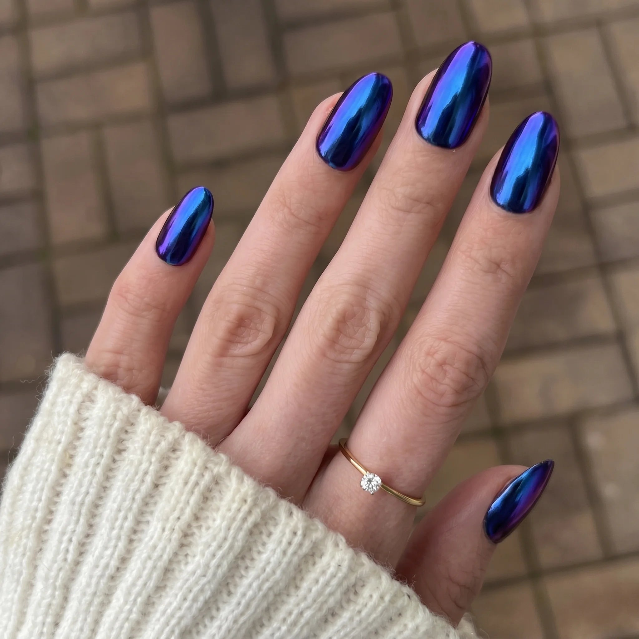 Shimmerende iriserende blauwe nagellak met een glanzende metallic afwerking sapphire shift chrome powder