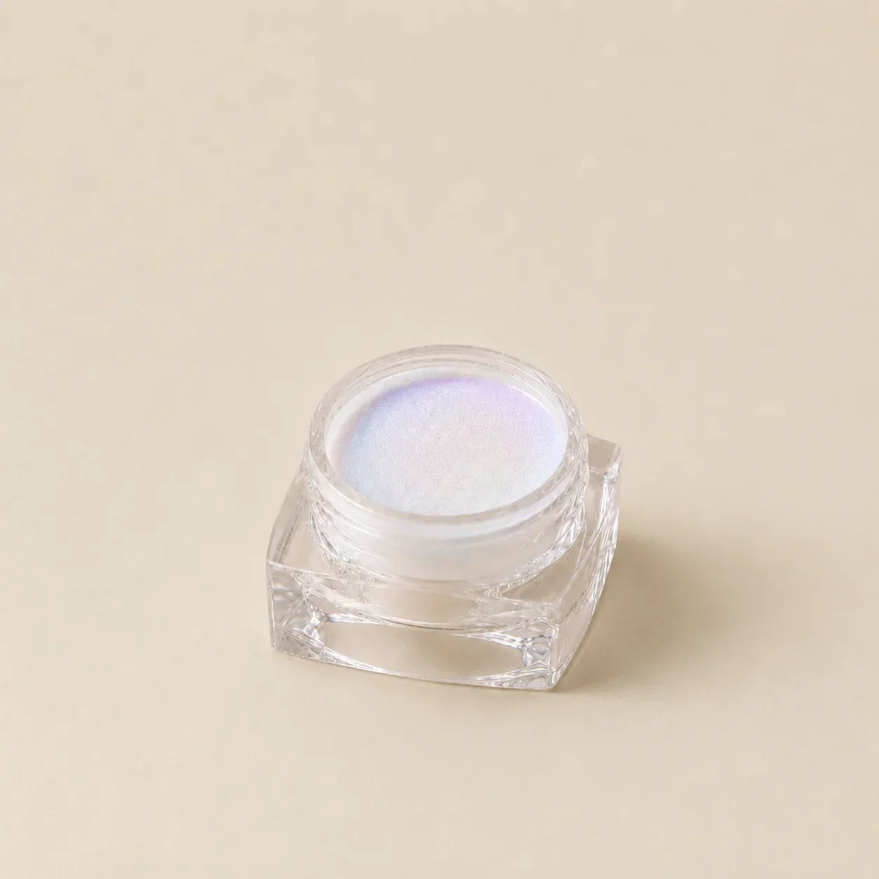 Een heldere vierkante glazen pot met zachte lavendelkleurige cosmetische chrome powder uit een set van 5 kleuren
